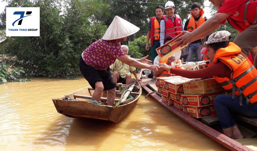 Những sai lầm phổ biến khi đi cứu trợ lũ và cách phòng tránh